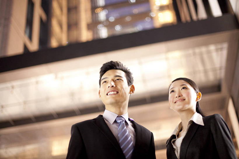 东方人,脸,头,脸颊,两个人,商务人士,商务男性,商务女性,办公室,站,微笑,横图,室外,夜晚,仰视,衬衫,商务,快乐,幸福,骄傲,成功,合作,团队,信心,城市,北京,中国,亚洲,套装,工作,刺激,肩膀,职业,思考,办公大楼,活力,决定,摄影,照亮,领导,加班,商务装,逆光,工薪阶层,东亚,责任,把握,男人,男性,年轻男性,年轻女性,女人,女性,亚洲人,中国人,年轻人,头部,脸部,脸蛋,面部,白领,上班族,彩图,低角度拍摄,衬衣,机遇,掌控