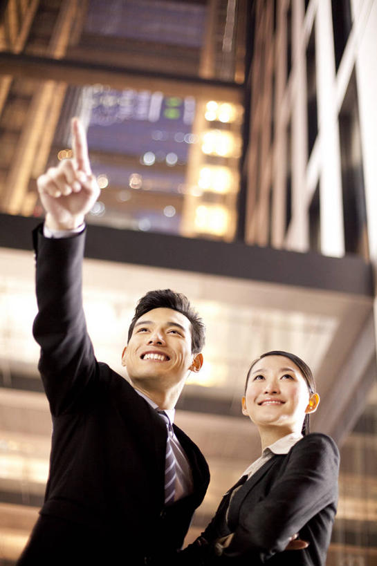 东方人,脸,头,脸颊,两个人,商务人士,商务男性,商务女性,办公室,站,双手交叉,微笑,竖图,室外,夜晚,仰视,衬衫,商务,快乐,幸福,骄傲,成功,合作,团队,信心,城市,北京,中国,亚洲,指,套装,工作,指点,方向,刺激,肩膀,职业,思考,办公大楼,活力,决定,摄影,照亮,领导,双手抱胸,加班,指向,商务装,逆光,工薪阶层,东亚,责任,把握,男人,男性,年轻男性,年轻女性,女人,女性,亚洲人,中国人,年轻人,头部,脸部,脸蛋,面部,白领,上班族,彩图,低角度拍摄,衬衣,机遇,掌控