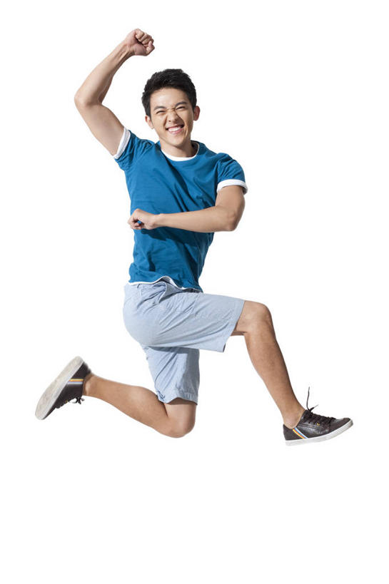 东方人,一个人,坐,跳,微笑,竖图,白色背景,正面,快乐,兴奋,中国,亚洲,半空,T恤,休闲装,刺激,休闲,享乐,愉悦,东亚,年轻男性,亚洲人,中国人,年轻人,彩图,影棚拍摄