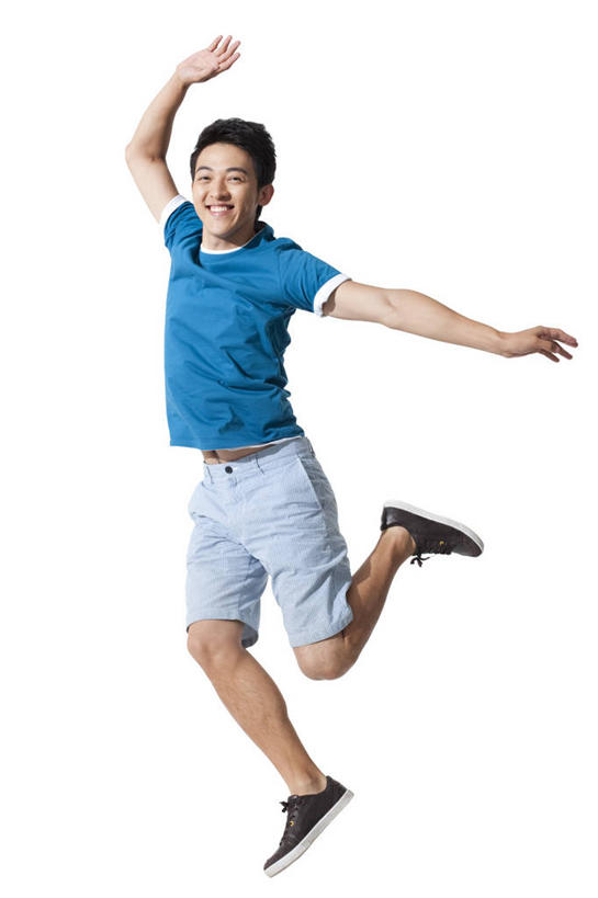 东方人,一个人,坐,跳,微笑,竖图,白色背景,正面,快乐,兴奋,中国,亚洲,半空,T恤,休闲装,刺激,休闲,享乐,愉悦,东亚,年轻男性,亚洲人,中国人,年轻人,彩图,影棚拍摄