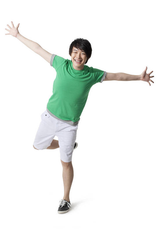 东方人,一个人,坐,微笑,竖图,白色背景,正面,快乐,兴奋,中国,亚洲,T恤,休闲装,刺激,休闲,享乐,愉悦,东亚,年轻男性,亚洲人,中国人,年轻人,张开手臂,彩图,影棚拍摄