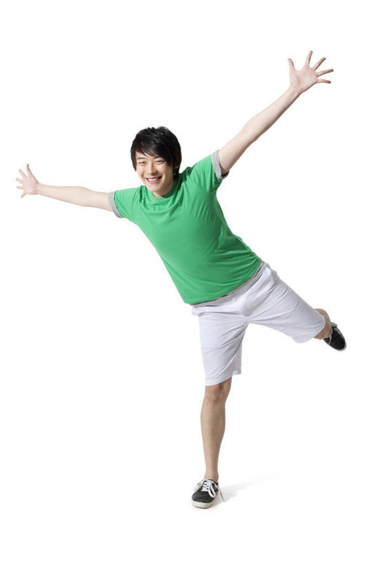 东方人,一个人,坐,微笑,竖图,白色背景,正面,快乐,兴奋,中国,亚洲,T恤,休闲装,刺激,休闲,享乐,愉悦,东亚,年轻男性,亚洲人,中国人,年轻人,张开手臂,彩图,影棚拍摄