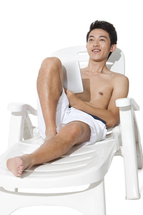 东方人,一个人,坐,微笑,竖图,白色背景,正面,泳装,度假,日光浴,快乐,互联网,技术,中国,亚洲,泳裤,触摸屏,夏天,便利,享乐,愉悦,网上冲浪,平板电脑,东亚,无线电技术,年轻男性,亚洲人,中国人,年轻人,休闲椅,彩图,影棚拍摄