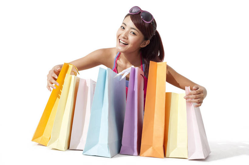 东方人,一个人,微笑,横图,白色背景,正面,快乐,消费,中国,亚洲,购物袋,休闲装,夏天,零售,享乐,愉悦,东亚,年轻女性,亚洲人,中国人,年轻人,彩图,影棚拍摄,购物狂