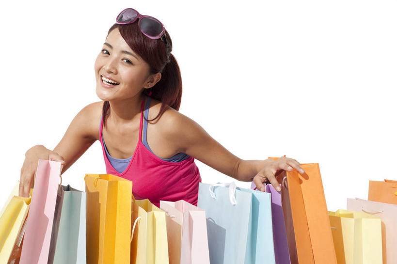 东方人,一个人,微笑,横图,白色背景,正面,快乐,消费,中国,亚洲,购物袋,休闲装,夏天,零售,享乐,愉悦,东亚,年轻女性,亚洲人,中国人,年轻人,半身,彩图,影棚拍摄,购物狂