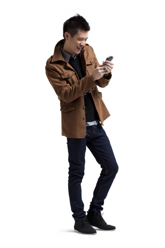 东方人,成年人,一个人,站,笑,微笑,露齿笑,竖图,白色背景,侧面,时尚,快乐,通讯,信心,互联网,技术,手机,中国,亚洲,仅一个男性,仅一个人,触摸屏,拿着,注视,牛仔裤,休闲装,仅一个年轻男性,观察,看,休闲,舒服,读书,生活方式,观看,察看,便利,酷,享乐,愉悦,关注,发短信,下载,网上冲浪,智能手机,东亚,无线电技术,无忧无虑,男人,男性,年轻男性,亚洲人,中国人,年轻人,秋天,触摸,彩图,影棚拍摄,态度