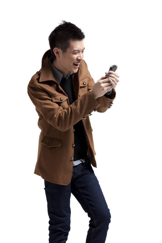 东方人,成年人,一个人,站,笑,微笑,露齿笑,竖图,留白,白色背景,侧面,时尚,快乐,通讯,信心,互联网,技术,手机,中国,亚洲,仅一个男性,仅一个人,触摸屏,拿着,注视,牛仔裤,休闲装,仅一个年轻男性,观察,看,休闲,舒服,读书,生活方式,观看,察看,便利,酷,享乐,愉悦,关注,近景,发短信,下载,网上冲浪,智能手机,东亚,无线电技术,无忧无虑,男人,男性,年轻男性,亚洲人,中国人,年轻人,秋天,触摸,彩图,影棚拍摄,态度