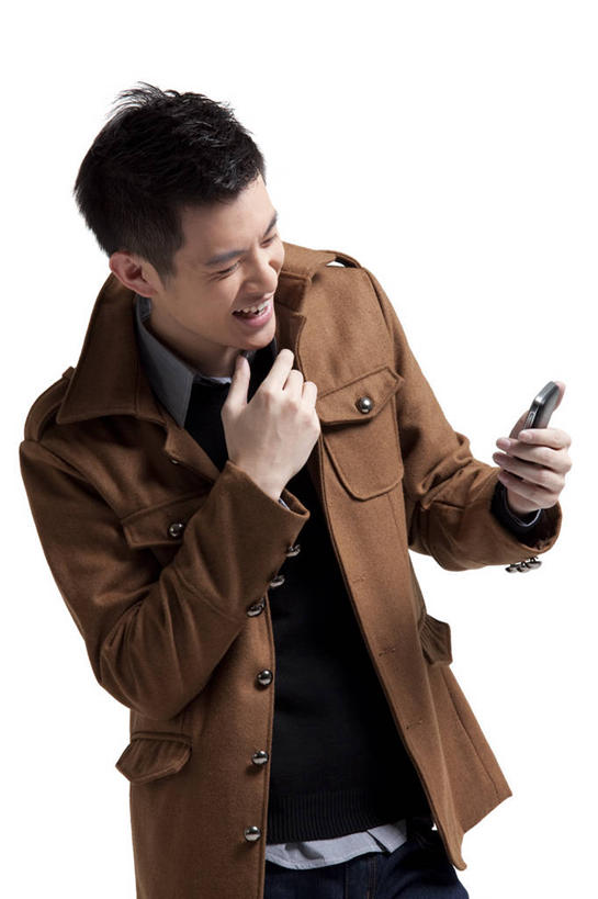 东方人,成年人,一个人,站,笑,微笑,露齿笑,竖图,留白,白色背景,正面,时尚,快乐,通讯,信心,互联网,技术,手机,中国,亚洲,仅一个男性,仅一个人,触摸屏,拿着,注视,牛仔裤,休闲装,仅一个年轻男性,观察,看,休闲,舒服,读书,生活方式,观看,察看,便利,酷,享乐,愉悦,关注,发短信,下载,网上冲浪,智能手机,东亚,无线电技术,无忧无虑,男人,男性,年轻男性,亚洲人,中国人,年轻人,秋天,触摸,半身,彩图,影棚拍摄,态度