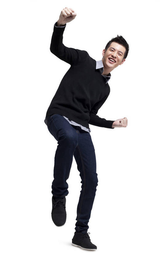 东方人,成年人,一个人,站,举,笑,微笑,露齿笑,竖图,白色背景,正面,时尚,快乐,兴奋,信心,中国,亚洲,仅一个男性,仅一个人,欢呼,庆祝,牛仔裤,休闲装,刺激,仅一个年轻男性,手势,托,休闲,活力,生活方式,酷,愉悦,东亚,男人,男性,年轻男性,亚洲人,中国人,年轻人,拳头,秋天,举起,举手,举着,向上举,向上伸,向上托,彩图,影棚拍摄,打手势,好消息,态度