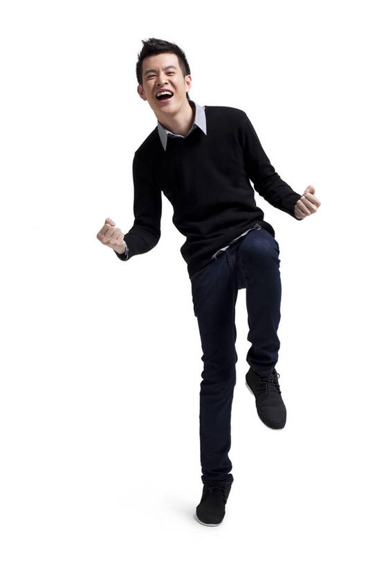 东方人,成年人,一个人,站,笑,微笑,露齿笑,竖图,白色背景,正面,时尚,快乐,兴奋,信心,中国,亚洲,仅一个男性,仅一个人,欢呼,庆祝,牛仔裤,休闲装,刺激,仅一个年轻男性,手势,休闲,活力,生活方式,酷,愉悦,东亚,男人,男性,年轻男性,亚洲人,中国人,年轻人,拳头,秋天,彩图,影棚拍摄,打手势,好消息,态度