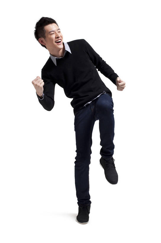 东方人,成年人,一个人,站,举,笑,微笑,露齿笑,竖图,白色背景,正面,时尚,快乐,兴奋,信心,中国,亚洲,仅一个男性,仅一个人,欢呼,庆祝,牛仔裤,休闲装,刺激,仅一个年轻男性,手势,托,休闲,活力,生活方式,酷,愉悦,东亚,男人,男性,年轻男性,亚洲人,中国人,年轻人,拳头,秋天,举起,举手,举着,向上举,向上伸,向上托,彩图,影棚拍摄,打手势,好消息,态度