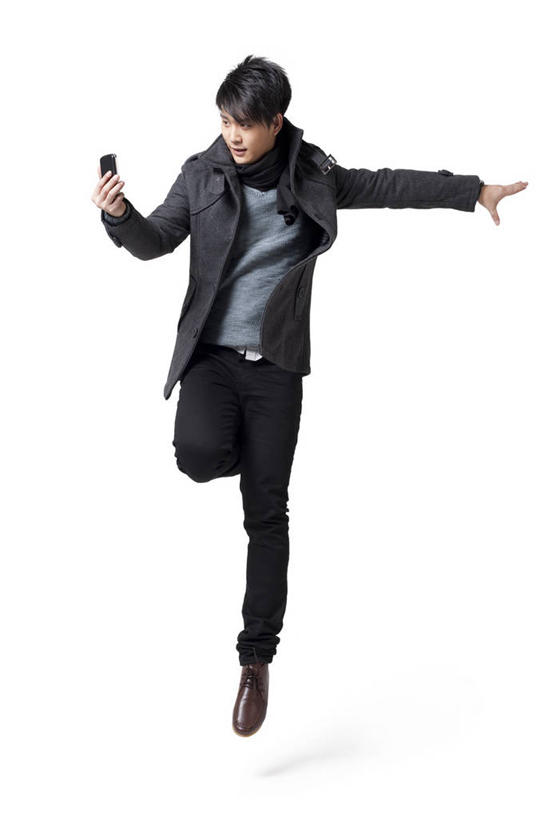 东方人,成年人,一个人,跳,笑,微笑,露齿笑,竖图,白色背景,正面,时尚,快乐,兴奋,自由,信心,互联网,技术,手机,中国,亚洲,仅一个男性,仅一个人,半空,牛仔裤,休闲装,刺激,仅一个年轻男性,休闲,活力,读书,生活方式,动作,酷,愉悦,发短信,下载,网上冲浪,智能手机,东亚,无线电技术,男人,男性,年轻男性,亚洲人,中国人,年轻人,电话机,秋天,张开手臂,彩图,影棚拍摄