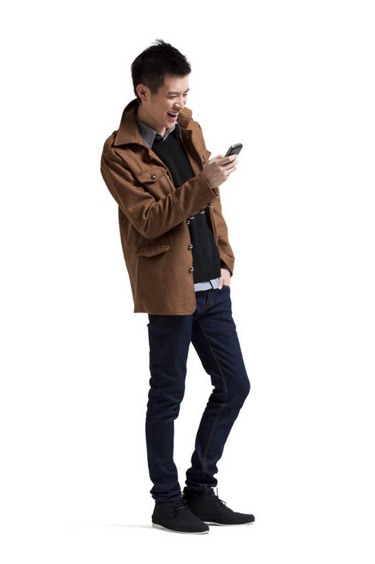 东方人,成年人,一个人,站,笑,微笑,露齿笑,竖图,留白,白色背景,侧面,时尚,快乐,通讯,信心,互联网,技术,手机,中国,亚洲,仅一个男性,仅一个人,触摸屏,拿着,注视,牛仔裤,休闲装,仅一个年轻男性,观察,看,休闲,舒服,读书,生活方式,观看,察看,便利,酷,享乐,愉悦,关注,发短信,下载,网上冲浪,手插袋,智能手机,东亚,无线电技术,无忧无虑,男人,男性,年轻男性,亚洲人,中国人,年轻人,秋天,插兜,触摸,手插兜,彩图,影棚拍摄,手抄兜,态度