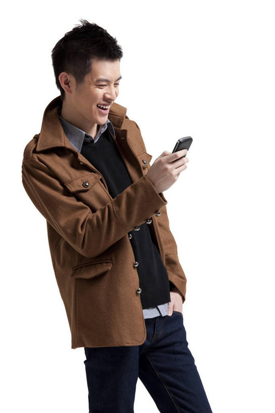 东方人,成年人,一个人,站,笑,微笑,露齿笑,竖图,留白,白色背景,侧面,时尚,快乐,通讯,信心,互联网,技术,手机,中国,亚洲,仅一个男性,仅一个人,触摸屏,拿着,注视,牛仔裤,休闲装,仅一个年轻男性,观察,看,休闲,舒服,读书,生活方式,观看,察看,便利,酷,享乐,愉悦,关注,近景,发短信,下载,网上冲浪,手插袋,智能手机,东亚,无线电技术,无忧无虑,男人,男性,年轻男性,亚洲人,中国人,年轻人,秋天,插兜,触摸,手插兜,彩图,影棚拍摄,手抄兜,态度