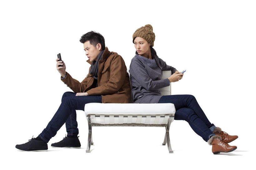 东方人,西方人,儿童,少年,成年人,一个人,两个人,夫妻,坐,横图,白色背景,正面,爱情,时尚,通讯,纯洁,互联网,技术,美景,手机,椅子,欧洲,中国,欧洲人,亚洲,仅一个年轻女性,仅一个女性,仅一个人,景观,触摸屏,浪漫,拿着,牛仔裤,休闲装,小孩,白色,自然,围巾,社区,背靠背,休闲,景色,恩爱,可爱,童年,童趣,读书,恋人,生活方式,酷,自然风光,发短信,下载,网上冲浪,童真,智能手机,东亚,烂漫,无邪,无线电技术,异性恋,窘迫,天真,男人,男性,年轻男性,年轻女性,女人,女性,白种人,亚洲人,中国人,孩子,年轻人,夫妇,情侣,电话机,秋天,触摸,彩图,影棚拍摄,伴侣,美人,态度