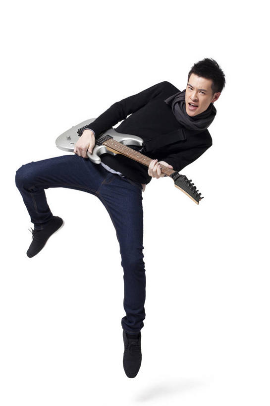 东方人,成年人,一个人,跳,竖图,白色背景,正面,时尚,快乐,兴奋,信心,中国,亚洲,仅一个男性,仅一个人,电吉他,吉他,半空,音乐,弹奏,拿着,牛仔裤,休闲装,刺激,仅一个年轻男性,围巾,张嘴,休闲,活力,生活方式,酷,愉悦,吉他手,张大嘴巴,东亚,摇滚乐,男人,男性,年轻男性,亚洲人,中国人,年轻人,秋天,张开嘴,彩图,影棚拍摄,摇摆舞,态度