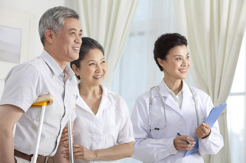 东方人,成年人,老年人,医生,微笑,横图,室内,正面,快乐,中国,亚洲,注视,观察,看,医护人员,医疗人员,职业,服务,拐杖,观看,察看,起居室,关爱,关注,拜访,东亚,北京市,信任,老年男性,男人,男性,亚洲人,中国人,大夫,半身,彩图,物理疗法,家庭护理