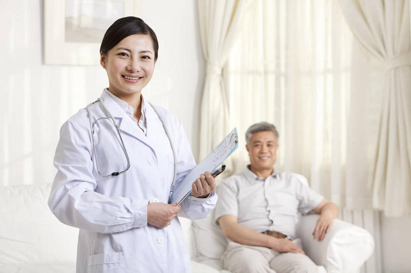 东方人,成年人,老年人,医生,微笑,横图,室内,正面,讨论,快乐,通讯,中国,亚洲,医护人员,医疗人员,职业,服务,起居室,关爱,拜访,东亚,北京市,信任,老年男性,男人,男性,亚洲人,中国人,大夫,半身,彩图,家庭护理