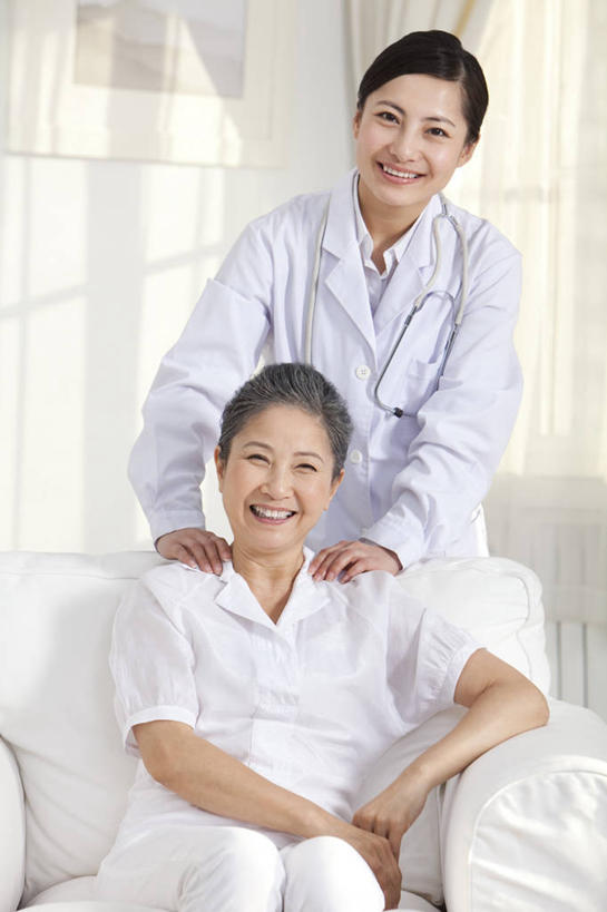 东方人,成年人,中年人,老年人,医生,微笑,竖图,室内,正面,快乐,中国,亚洲,社区,医护人员,医疗人员,职业,服务,起居室,关爱,拜访,东亚,北京市,信任,老年女性,女人,女性,亚洲人,中国人,大夫,半身,彩图,家庭护理