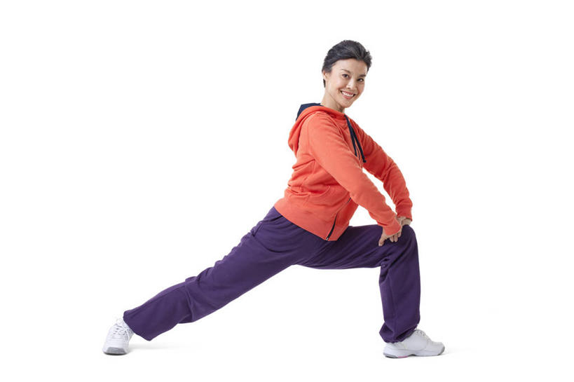 东方人,成年人,中年人,老年人,一个人,横图,白色背景,正面,运动服,快乐,信心,中国,亚洲,伸展,力量,平衡,弓步,享乐,弹性,东亚,老年女性,女人,女性,亚洲人,中国人,彩图,影棚拍摄