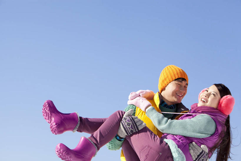 东方人,成年人,两个人,夫妻,笑,微笑,露齿笑,横图,室外,白天,留白,正面,爱情,快乐,兴奋,纯洁,帽子,中国,亚洲,冬天,浪漫,拿着,休闲装,刺激,蓝色,天空,恩爱,寒冷,可爱,童年,童趣,恋人,汗衫,马甲,享乐,愉悦,童真,东亚,烂漫,无邪,万里无云,编织帽,河北省,异性恋,天真,年轻男性,年轻女性,亚洲人,中国人,年轻人,夫妇,情侣,拥抱,彩图,伴侣