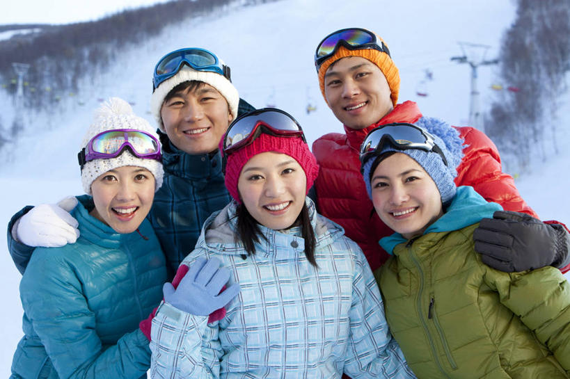 东方人,成年人,笑,微笑,露齿笑,横图,室外,白天,旅游,度假,快乐,友谊,幸福,纯洁,美景,雪,帽子,中国,亚洲,五个人,景观,冬天,娱乐,蓝色,天空,自然,享受,休闲,滑雪场,景色,放松,寒冷,可爱,乐趣,童年,童趣,摄影,享乐,自然风光,滑雪镜,肖像,童真,东亚,烂漫,无邪,万里无云,编织帽,河北省,集体照,天真,年轻男性,年轻女性,亚洲人,中国人,年轻人,彩图