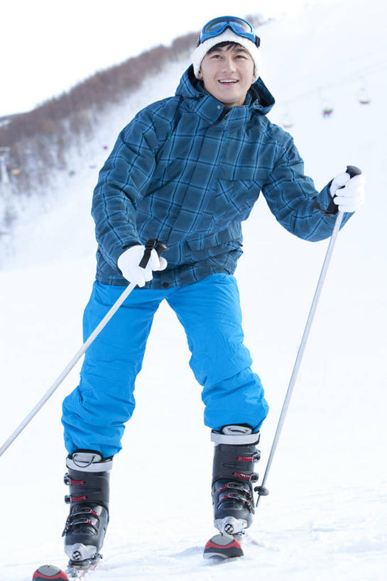 东方人,成年人,一个人,站,笑,微笑,露齿笑,竖图,室外,白天,留白,旅游,度假,快乐,幸福,美景,雪,帽子,中国,亚洲,服装,景观,冬天,拿着,娱乐,车,衣服,蓝色,天空,自然,交通工具,享受,休闲,滑雪场,温暖,背带裤,景色,放松,寒冷,乐趣,摄影,服饰,保暖,滑雪杖,雪橇,享乐,御寒,自然风光,载具,雪橇车,滑雪服,东亚,万里无云,编织帽,河北省,冬季运动,滑雪靴,滑雪运动,竞技服,旅游服,冬装,年轻男性,亚洲人,中国人,年轻人,休闲活动,彩图