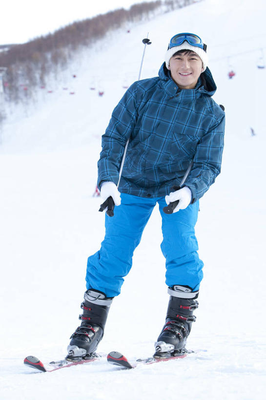 东方人,成年人,一个人,站,笑,微笑,露齿笑,竖图,室外,白天,留白,旅游,度假,快乐,幸福,美景,雪,帽子,中国,亚洲,服装,景观,冬天,拿着,娱乐,车,衣服,蓝色,天空,自然,交通工具,享受,休闲,滑雪场,温暖,背带裤,景色,放松,寒冷,乐趣,摄影,服饰,保暖,滑雪杖,雪橇,享乐,御寒,自然风光,载具,雪橇车,滑雪服,东亚,万里无云,编织帽,河北省,冬季运动,滑雪靴,滑雪运动,竞技服,旅游服,冬装,年轻男性,亚洲人,中国人,年轻人,休闲活动,彩图