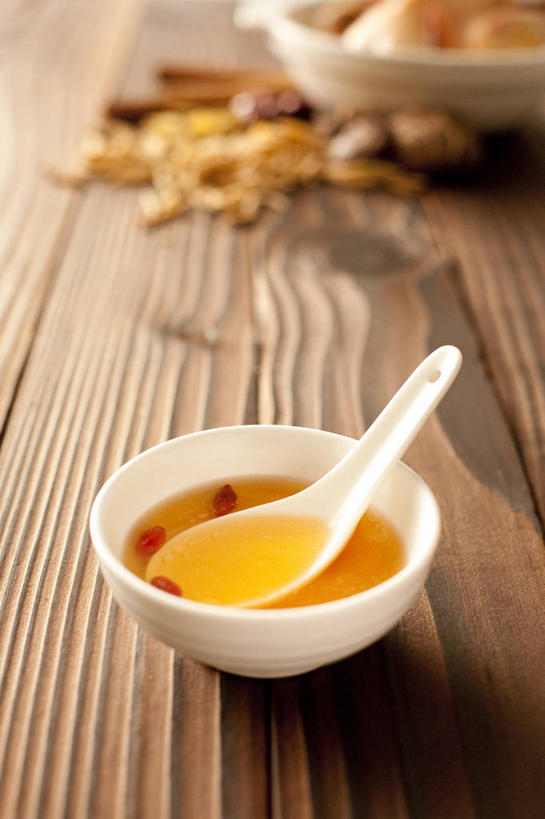 无人,竖图,俯视,桌子,鸡,静物,中国,亚洲,完整,炖锅,蘑菇,鸡肉,汤,美味,食品,营养,传统,饮食,家禽,饮料,汤匙,碗,摄影,竹简,枸杞,膳食,中国文化,营养品,中医,东亚,白肉,主菜,肉汤,鸡汤,东亚文化,健康食物,彩图,高角度拍摄,传统文化