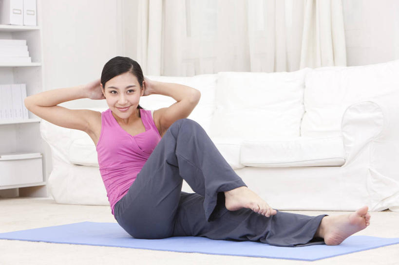 一个人,家庭,家,坐,仰卧起坐,微笑,横图,室内,正面,运动服,锻炼,北京,中国,亚洲,温暖,温馨,一家人,力量,摄影,生活方式,和睦,起居室,享乐,东亚,东亚人,年轻女性,女人,亚洲人,中国人,年轻人,彩图,融洽