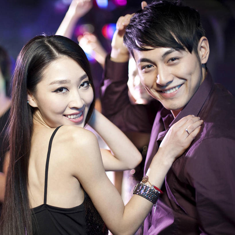 东方人,西方人,酒吧,举,笑,微笑,露齿笑,方图,室内,特写,正面,衬衫,聚会,时尚,性感,夜生活,快乐,兴奋,幸福,热情,北京,欧洲,中国,欧洲人,亚洲,刺激,托,活力,乐趣,搭,短裙,摄影,舞厅,照亮,酷,享乐,搭着,夜总会,舞池,东亚,迪斯科,男人,年轻男性,年轻女性,女人,白种人,亚洲人,中国人,年轻人,举起,举手,举着,向上举,向上伸,向上托,半身,彩图,欢乐,舞蹈,魅力