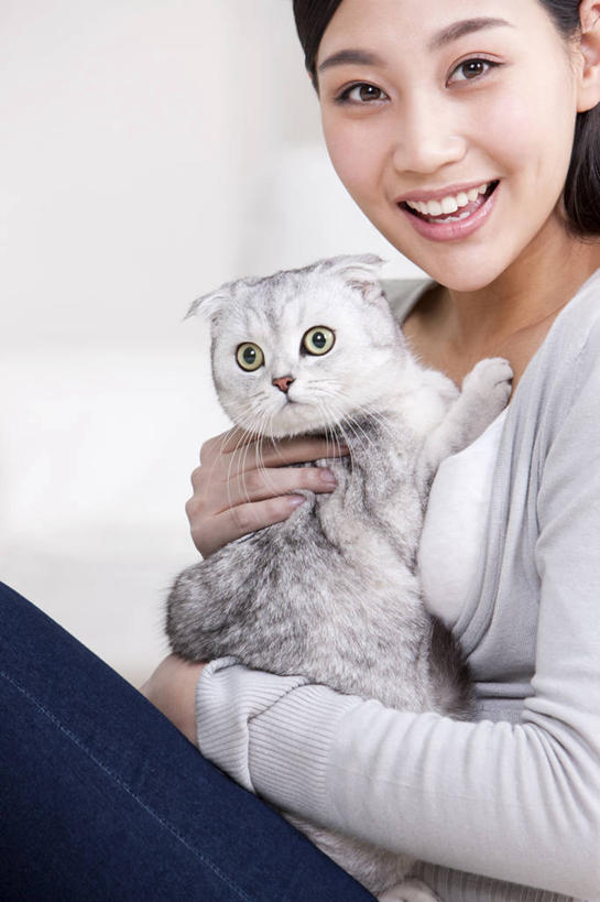 脸,头,脸颊,一个人,家庭,家,微笑,竖图,室内,正面,快乐,友谊,幸福,纯洁,宠物,北京,中国,亚洲,拿着,休闲装,肩膀,温暖,温馨,一家人,可爱,乐趣,童年,童趣,摄影,生活方式,和睦,起居室,享乐,童真,东亚,东亚人,烂漫,无邪,苏格兰折耳猫,天真,年轻女性,女人,亚洲人,中国人,年轻人,头部,脸部,脸蛋,面部,彩图,爱,融洽