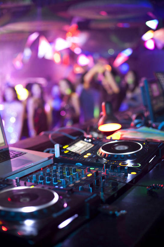 酒吧,竖图,室内,特写,聚会,时尚,夜生活,快乐,兴奋,幸福,热情,笔记本电脑,北京,中国,亚洲,许多人,音乐,喇叭,刺激,一群人,活力,乐趣,摄影,舞厅,照亮,酷,享乐,夜总会,舞池,东亚,放音设备,控制室,迪斯科,彩图,欢乐,舞蹈,迷迪