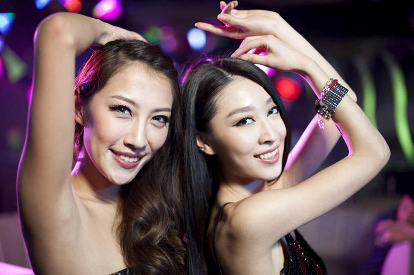 东方人,脸,头,脸颊,两个人,酒吧,举,笑,微笑,露齿笑,横图,室内,正面,聚会,时尚,性感,夜生活,快乐,兴奋,幸福,热情,北京,中国,亚洲,刺激,肩膀,托,活力,乐趣,短裙,摄影,舞厅,照亮,酷,享乐,肖像,夜总会,舞池,东亚,迪斯科,年轻女性,女人,亚洲人,中国人,年轻人,头部,脸部,脸蛋,面部,举起,举手,举着,向上举,向上伸,向上托,彩图,欢乐,舞蹈,魅力