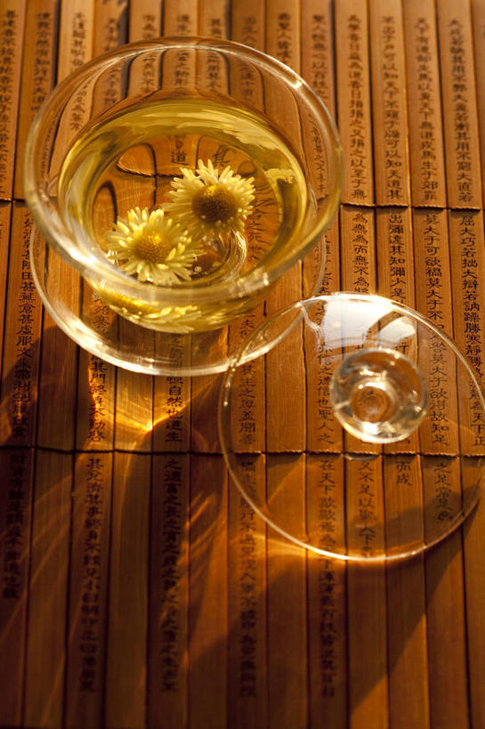 无人,竖图,俯视,茶,静物,茶道,饮食,饮料,花茶,汉字,摄影,竹简,中国文化,逆光,菊花茶,热饮,东亚文化,茶杯,彩图,高角度拍摄,影棚拍摄