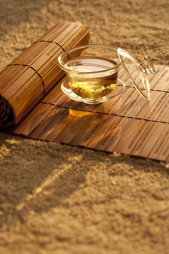 无人,竖图,茶,静物,沙子,茶道,饮食,饮料,花茶,汉字,摄影,竹简,中国文化,逆光,菊花茶,热饮,东亚文化,茶杯,彩图,影棚拍摄