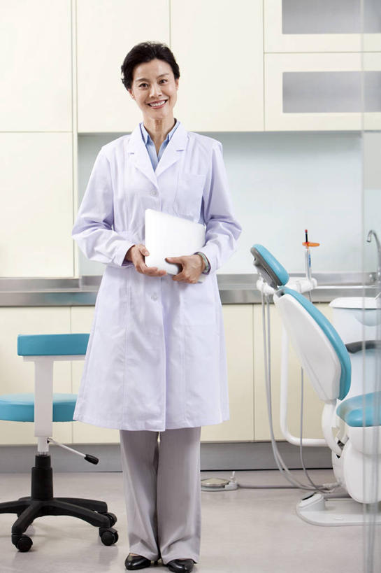 东方人,成年人,中年人,老年人,一个人,医生,医院,站,笑,微笑,露齿笑,竖图,室内,白天,正面,快乐,幸福,信心,技术,椅子,北京,中国,亚洲,仅一个女性,联系,拿着,干净,现代,医护人员,医疗人员,职业,摄影,权威,便利,牙科设备,肖像,医疗工具,平板电脑,东亚,实验服,医疗机构,无线电技术,责任,信任,老年女性,女人,女性,亚洲人,中国人,大夫,牙医,彩图,病院,诊所,门诊部,口腔医学