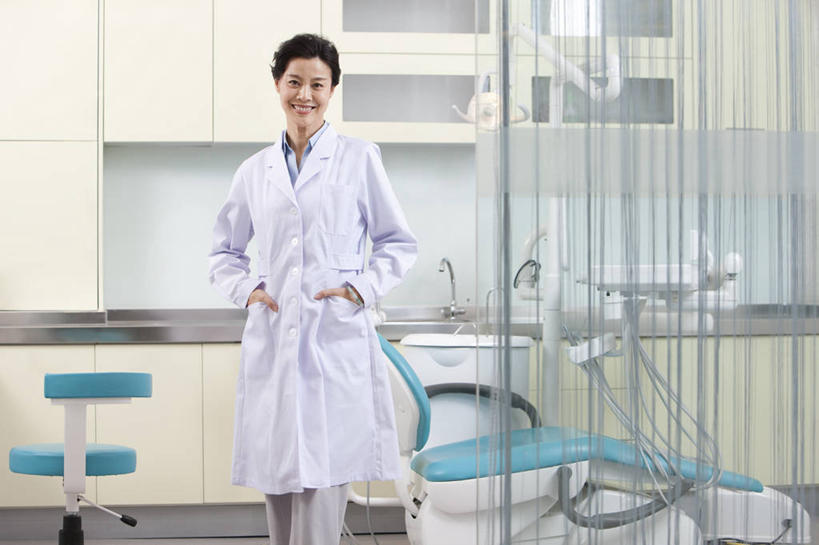 东方人,成年人,中年人,老年人,一个人,医生,医院,站,笑,双手交叉,微笑,露齿笑,横图,室内,白天,正面,快乐,幸福,信心,椅子,北京,中国,亚洲,仅一个女性,干净,现代,医护人员,医疗人员,职业,摄影,权威,牙科设备,双手抱胸,肖像,医疗工具,东亚,实验服,医疗机构,责任,信任,老年女性,女人,女性,亚洲人,中国人,大夫,牙医,彩图,病院,诊所,门诊部,口腔医学