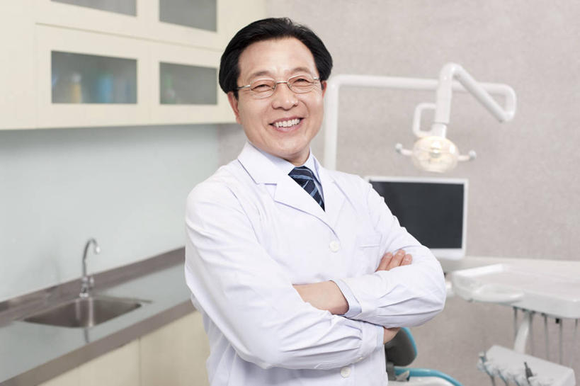 东方人,成年人,老年人,一个人,医生,医院,站,笑,双手交叉,微笑,露齿笑,横图,室内,白天,正面,快乐,幸福,骄傲,信心,椅子,北京,中国,亚洲,仅一个男性,眼镜,干净,现代,职业,摄影,权威,卫生,牙科设备,双手抱胸,肖像,医疗工具,东亚,实验服,医疗机构,责任,信任,老年男性,男人,男性,亚洲人,中国人,牙医,半身,彩图,病院,诊所,门诊部,口腔医学