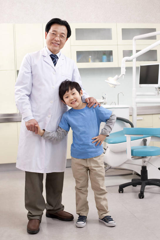 东方人,儿童,成年人,老年人,两个人,医生,病人,医院,站,笑,微笑,露齿笑,竖图,室内,白天,正面,快乐,幸福,纯洁,信心,椅子,北京,中国,亚洲,休闲装,干净,现代,小孩,职业,健康,可爱,童年,童趣,搭,摄影,卫生,牙科设备,搭着,关爱,肖像,医疗工具,拜访,童真,东亚,烂漫,无邪,口腔卫生,医疗机构,责任,天真,信任,老年男性,男孩,男人,男性,亚洲人,中国人,孩子,牙医,手牵手,彩图,病院,诊所,门诊部,口腔医学