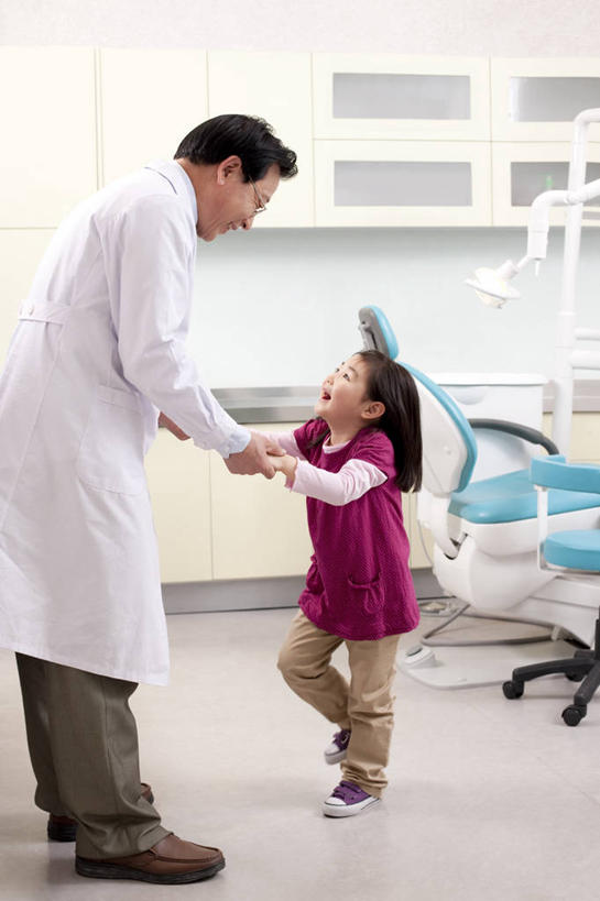 东方人,儿童,成年人,老年人,两个人,医生,病人,医院,站,笑,微笑,露齿笑,竖图,室内,白天,侧面,快乐,通讯,幸福,纯洁,信心,椅子,北京,中国,亚洲,休闲装,干净,现代,小孩,职业,健康,面对面,可爱,童年,童趣,摄影,卫生,牙科设备,关爱,医疗工具,拜访,童真,东亚,烂漫,无邪,口腔卫生,医疗机构,责任,天真,信任,老年男性,男人,男性,女孩,亚洲人,中国人,孩子,牙医,手牵手,说话,彩图,病院,诊所,门诊部,口腔医学