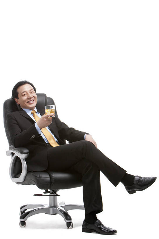 威士忌,东方人,老年人,一个人,商务人士,商务男性,坐,微笑,竖图,留白,白色背景,正面,衬衫,商务,智慧,骄傲,成功,信心,椅子,中国,亚洲,仅一个男性,套装,拿着,职业,摄影,主席,影棚,办公椅,领导,经理,摄影棚,华贵,肖像,老板椅,商务装,工薪阶层,东亚,把握,老年男性,男人,男性,亚洲人,中国人,白领,上班族,彩图,影棚拍摄,衬衣,拍摄,首席执行官,掌控