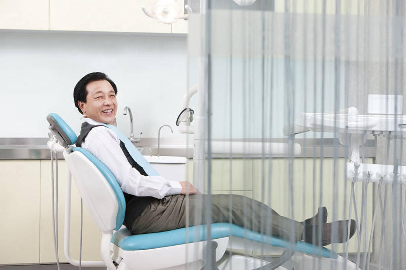 东方人,成年人,老年人,一个人,病人,医院,坐,躺,笑,微笑,露齿笑,横图,室内,白天,侧面,快乐,幸福,椅子,北京,中国,亚洲,休闲装,干净,现代,健康,摄影,牙科设备,享乐,医疗工具,拜访,东亚,口腔卫生,医疗机构,卧着,信任,老年男性,男人,男性,亚洲人,中国人,躺着,卧,彩图,病院,诊所,门诊部,口腔医学