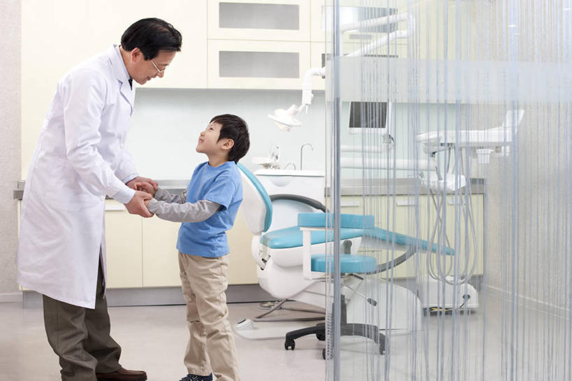 东方人,儿童,成年人,老年人,两个人,医生,病人,医院,站,笑,微笑,露齿笑,横图,室内,白天,侧面,快乐,通讯,幸福,纯洁,信心,椅子,北京,中国,亚洲,休闲装,干净,现代,小孩,职业,健康,面对面,可爱,童年,童趣,摄影,卫生,牙科设备,关爱,医疗工具,拜访,童真,东亚,烂漫,无邪,口腔卫生,医疗机构,责任,天真,信任,老年男性,男孩,男人,男性,亚洲人,中国人,孩子,牙医,手牵手,说话,彩图,病院,诊所,门诊部,口腔医学