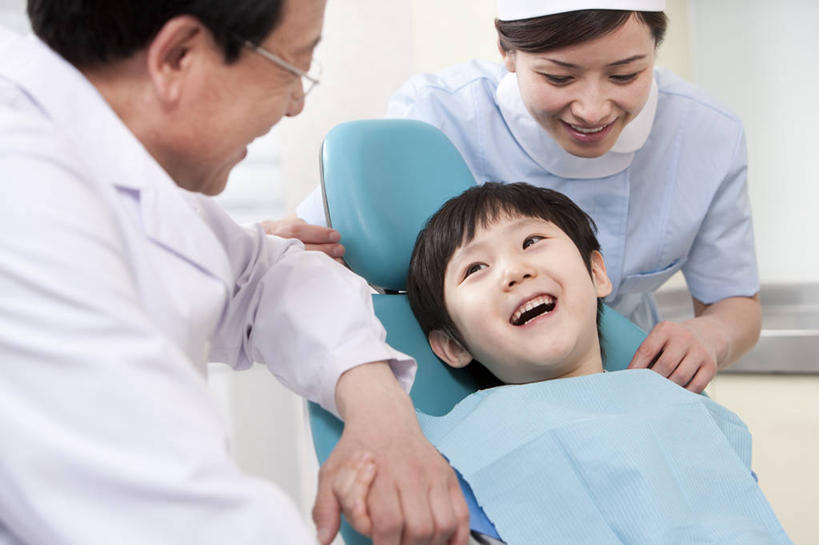 东方人,儿童,成年人,老年人,脸,头,脸颊,三个人,医生,病人,医院,坐,躺,笑,微笑,露齿笑,横图,室内,白天,正面,制服,快乐,幸福,纯洁,信心,椅子,北京,中国,亚洲,准备,休闲装,干净,现代,肩膀,小孩,职业,健康,面对面,可爱,童年,童趣,摄影,卫生,牙科设备,关爱,医疗工具,拜访,童真,东亚,烂漫,无邪,口腔卫生,医疗机构,责任,卧着,天真,信任,老年男性,男孩,男人,男性,年轻女性,女人,女性,亚洲人,中国人,孩子,年轻人,头部,脸部,脸蛋,面部,牙医,手牵手,躺着,卧,彩图,病院,诊所,门诊部,口腔医学