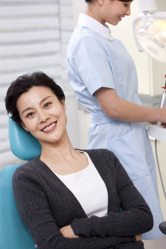 东方人,成年人,中年人,老年人,两个人,病人,医院,坐,躺,笑,双手交叉,微笑,露齿笑,竖图,室内,白天,正面,快乐,幸福,椅子,北京,中国,亚洲,仅一个女性,休闲装,干净,现代,健康,摄影,牙科设备,双手抱胸,享乐,肖像,医疗工具,拜访,东亚,医疗机构,卧着,信任,老年女性,年轻女性,女人,女性,亚洲人,中国人,年轻人,躺着,卧,半身,彩图,病院,诊所,门诊部,口腔医学