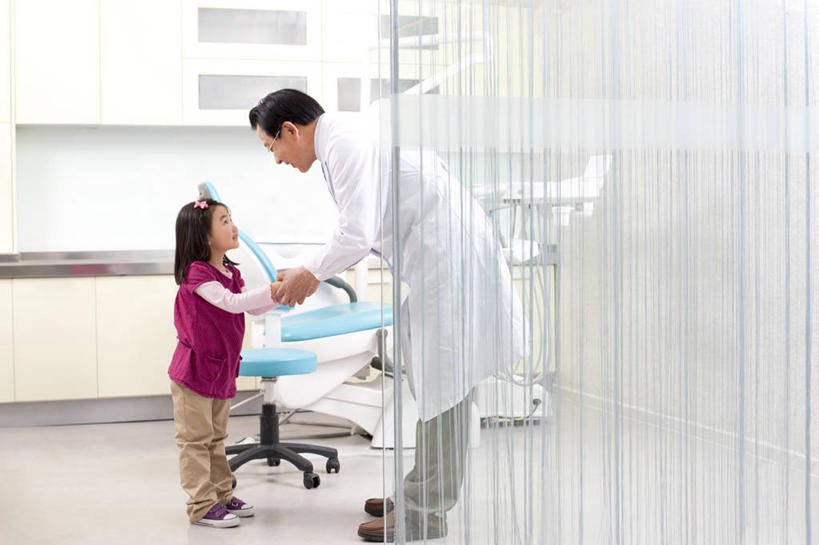 东方人,儿童,成年人,老年人,两个人,医生,病人,医院,站,笑,微笑,露齿笑,横图,室内,白天,侧面,快乐,通讯,幸福,纯洁,信心,椅子,北京,中国,亚洲,休闲装,干净,现代,小孩,职业,健康,面对面,可爱,童年,童趣,摄影,卫生,牙科设备,关爱,医疗工具,拜访,童真,东亚,烂漫,无邪,口腔卫生,医疗机构,责任,天真,信任,老年男性,男人,男性,女孩,亚洲人,中国人,孩子,牙医,手牵手,说话,彩图,病院,诊所,门诊部,口腔医学