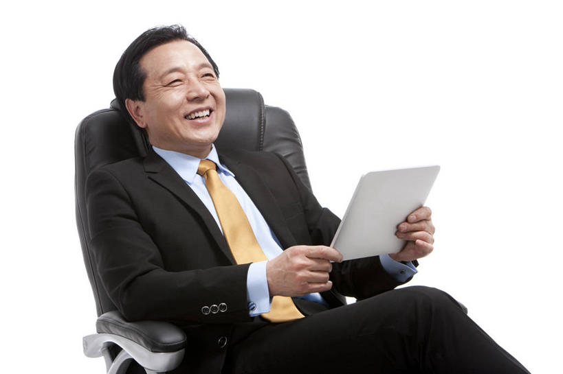 东方人,老年人,一个人,商务人士,商务男性,坐,微笑,横图,留白,白色背景,正面,衬衫,商务,智慧,骄傲,成功,信心,椅子,中国,亚洲,仅一个男性,套装,拿着,职业,摄影,主席,影棚,办公椅,领导,经理,摄影棚,肖像,老板椅,商务装,工薪阶层,平板电脑,东亚,把握,老年男性,男人,男性,亚洲人,中国人,白领,上班族,彩图,影棚拍摄,衬衣,拍摄,首席执行官,掌控