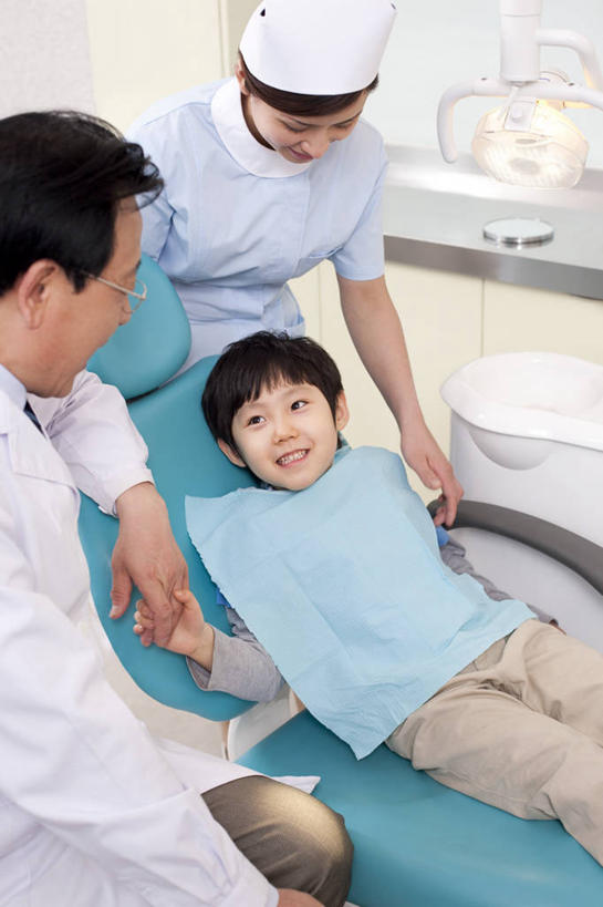 东方人,儿童,成年人,老年人,三个人,医生,病人,医院,坐,躺,笑,微笑,露齿笑,竖图,室内,白天,正面,制服,快乐,幸福,纯洁,信心,椅子,北京,中国,亚洲,准备,休闲装,干净,现代,小孩,职业,健康,面对面,可爱,童年,童趣,摄影,卫生,牙科设备,关爱,医疗工具,拜访,童真,东亚,烂漫,无邪,口腔卫生,医疗机构,责任,卧着,天真,信任,老年男性,男孩,男人,男性,年轻女性,女人,女性,亚洲人,中国人,孩子,年轻人,牙医,手牵手,躺着,卧,彩图,病院,诊所,门诊部,口腔医学