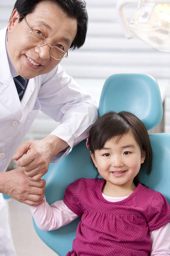 东方人,儿童,成年人,老年人,两个人,医生,病人,医院,坐,笑,微笑,露齿笑,竖图,室内,白天,正面,快乐,幸福,纯洁,信心,椅子,北京,中国,亚洲,休闲装,干净,现代,小孩,职业,健康,可爱,童年,童趣,摄影,卫生,牙科设备,关爱,肖像,医疗工具,拜访,童真,东亚,烂漫,无邪,口腔卫生,医疗机构,责任,天真,信任,老年男性,男人,男性,女孩,亚洲人,中国人,孩子,牙医,手牵手,半身,彩图,病院,诊所,门诊部,口腔医学